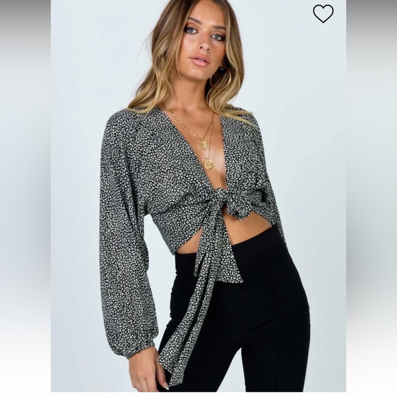 Princess Polly new mood tie front blouse. Size 4 - Picture 5 of 5